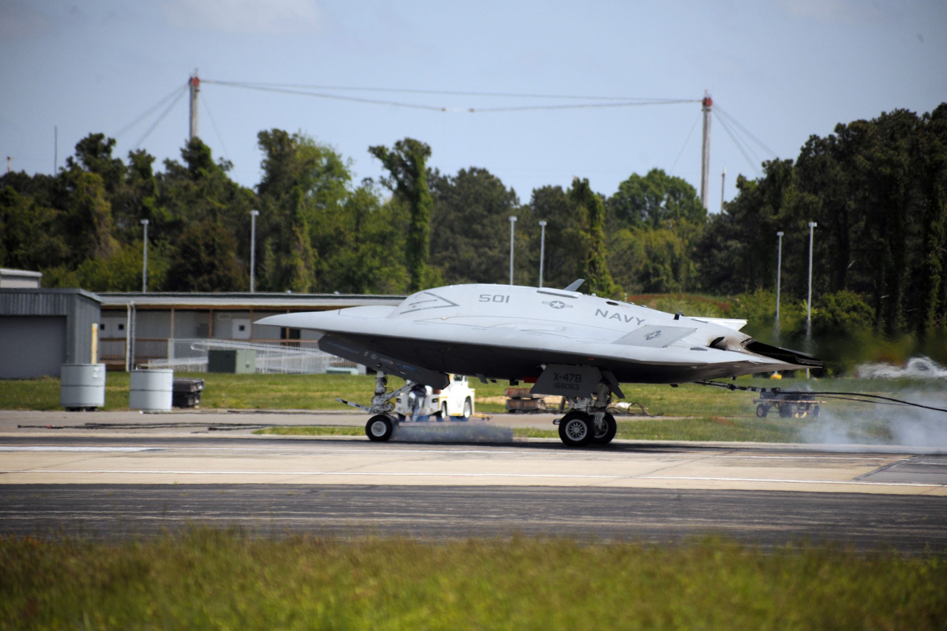 Bezzałogowiec X-47B wykonał pierwsze lądowanie z liną hamującą – fot. Northrop Grumman