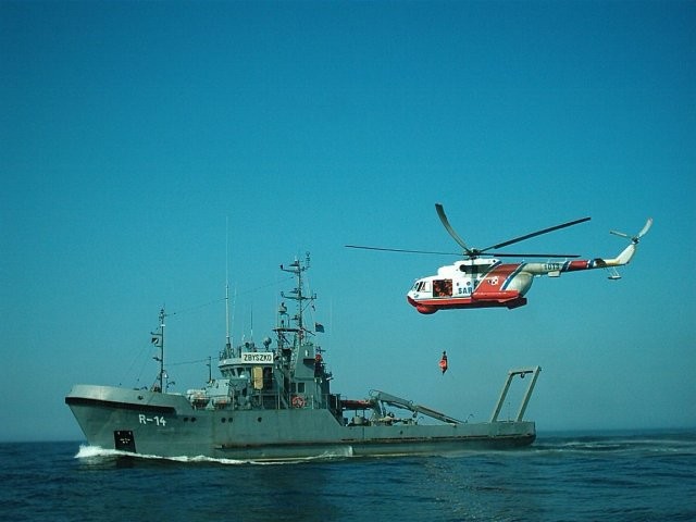 Okręt ratowniczy ORP Zbyszko i śmigłowiec Mi-14PŁ/R Fot. http://www.balticsarex.org/