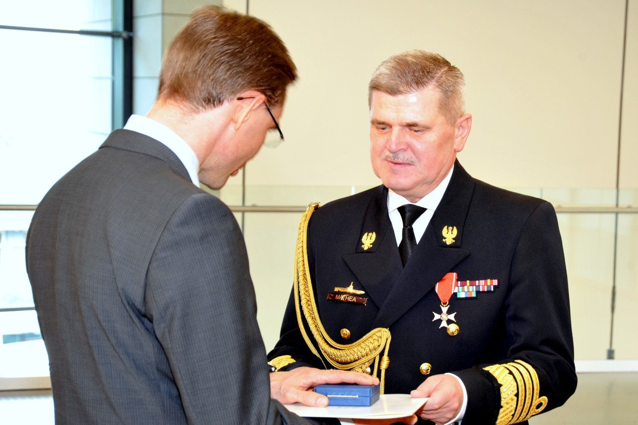 Premier Rządu Finlandii Jyrki Katainen wręcza odznaczenie dowódcy MW admirałowi floty Tomaszowi Mathea - fot. M.Kluczyński