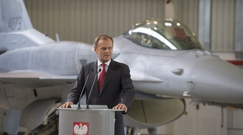 Premier Donald Tusk podczas wizyty w 32. Bazie Lotnictwa Taktycznego w Łasku (fot. premier.gov.pl)
