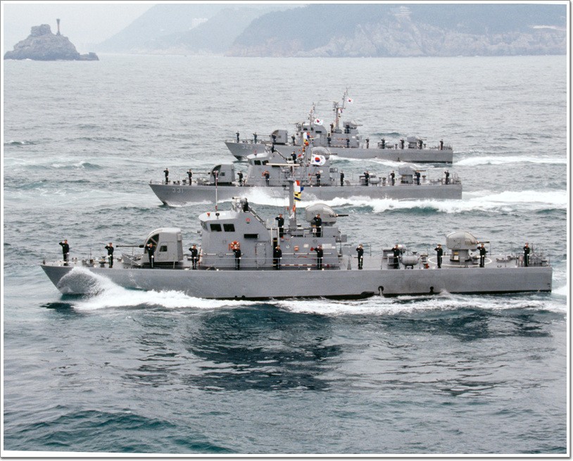 Południowokoreańskie okręty patrolowe musiały oddać strzały ostrzegawcze aby usunąć z wód terytorialnych jednostki z Korei Północnej - fot. Marynarka Wojenna Korei Południowej