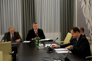 Minister Siemoniak podczas posiedzenia Senackiej KON - fot. MON