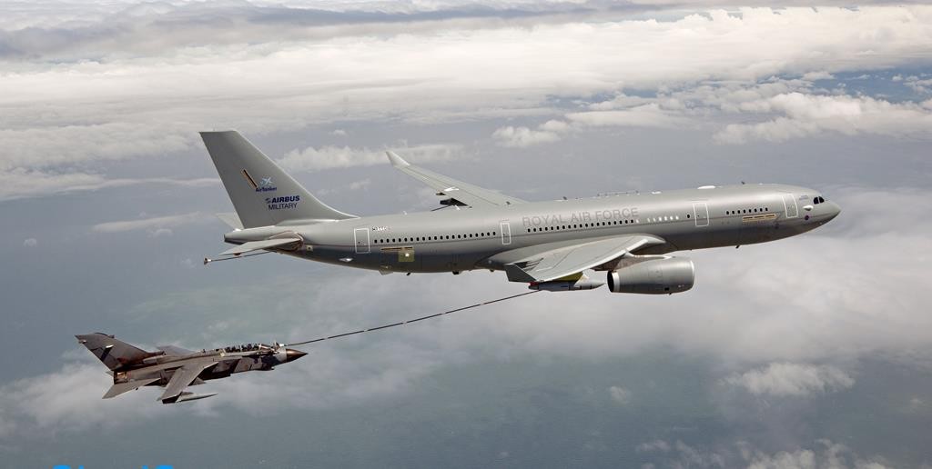Przeprowadzono pierwsze tankowanie powietrzne z wykorzystaniem samolotu A330 Voyager i bojowych samolotów Tornado – fot. RAF
