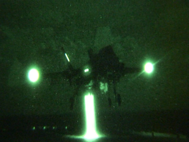 Nocne ladowanie F-35B na pokładzie USS Wasp. - fot. US Marines Corps 