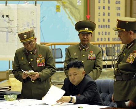 Kim Jong-Un zmienił najwyższego dowódcę północnokoreańskiej armii na zaznaczonego na zdjęciu generała Ri Yong-Gila – fot. Rodong Sinmun