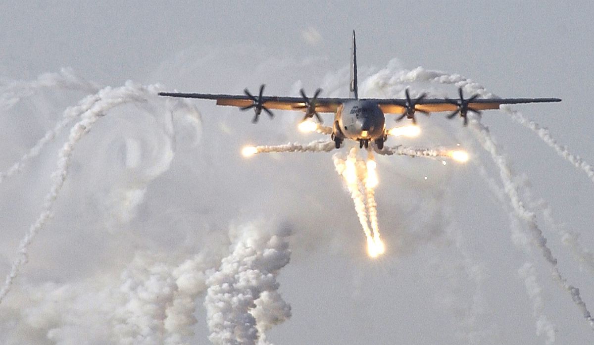 C-130J Super Hercules odpalający flary - fot. USAF