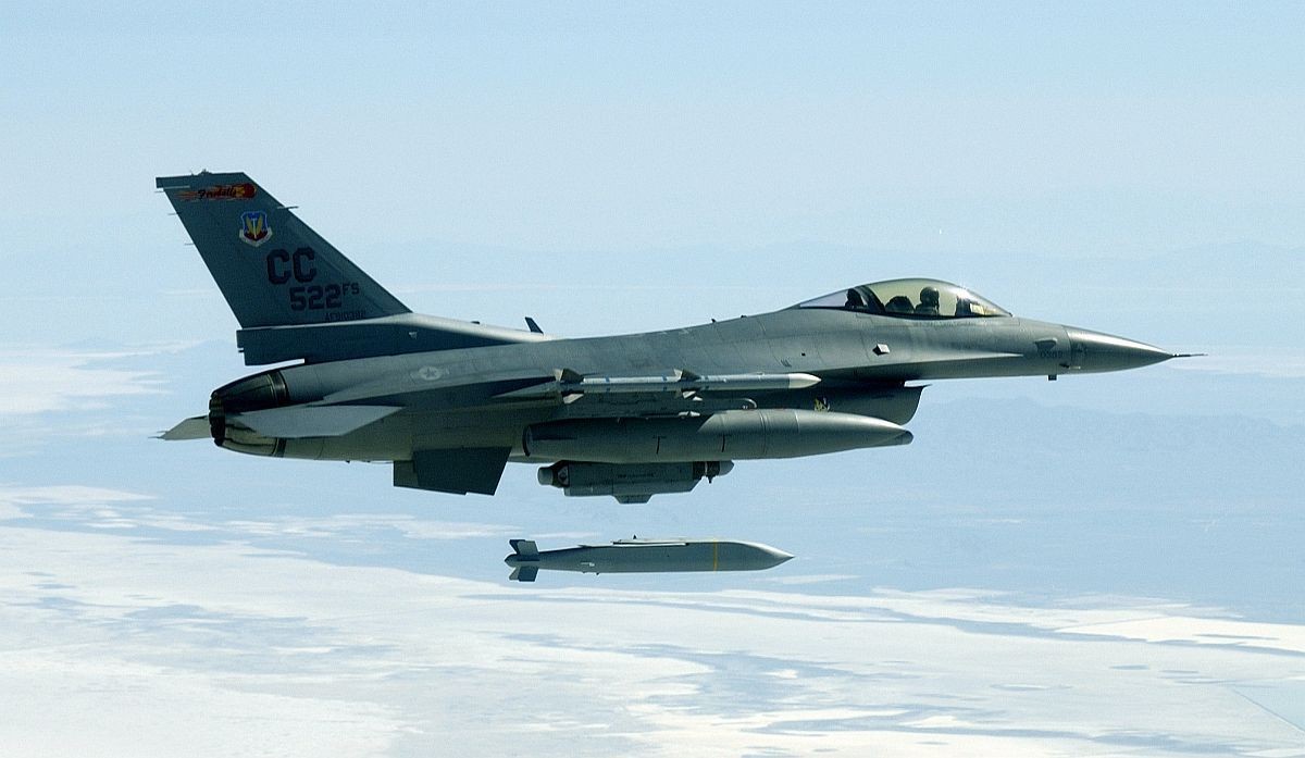Zjednoczone Emiraty Arabskie chcą kupić od USA miedzy innymi rakiety JSOW dla swoich samolotów F-16 – fot. USAF