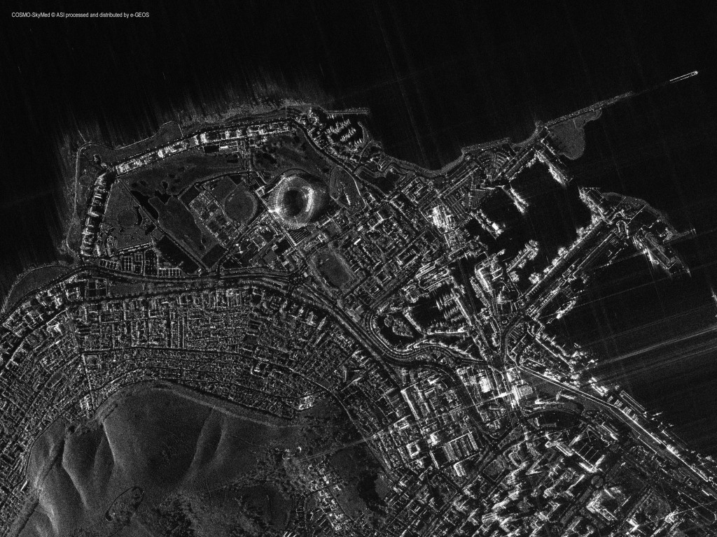 Satelity z radarem SAR lepiej się sprawdzają w obserwacji powierzchni ziemi nocą i w czasie zachmurzenia – fot. www.telespazio.it