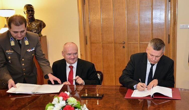 Ministrowie obrony Tomasz Siemoniak i Csaby Hende - fot. mjr Robert Siemaszko/MON