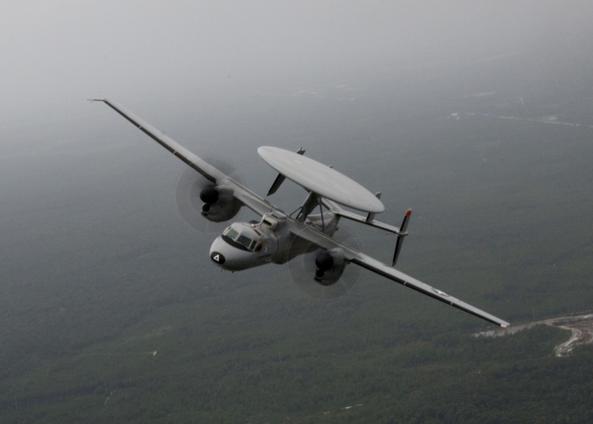 Samolot E-2D udowodnił, że może służyć również do naprowadzania na cele bomb szybujących JSOW – fot. USAF