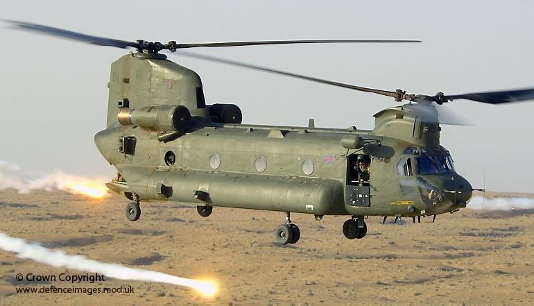 Czy Boeing sprzeda w tym roku śmigłowce Chinook i Apache do Indii? - fot. MoD