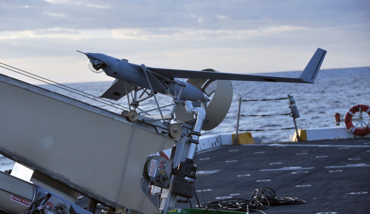 Brazylijczycy testują na swoim okręcie patrolowym bezzałogowy samolot ScanEagle, który jest wyrzucany w powietrze za pomocą katapulty – fot. Boeing