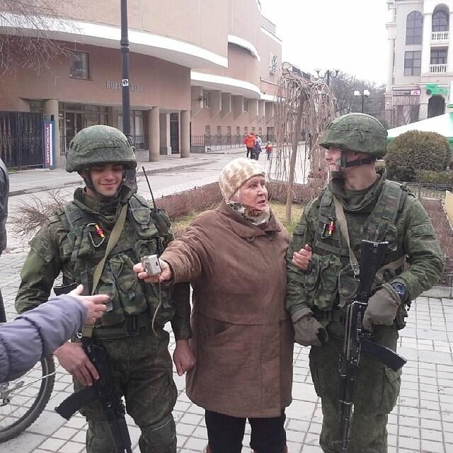 Podpis pod tym zdjęciem umieszczonym na blogu jest nam dobrze znany z historii: „rosyjskie wojska są witane jak armia oswobodzicieli” – fot. topwar.ru