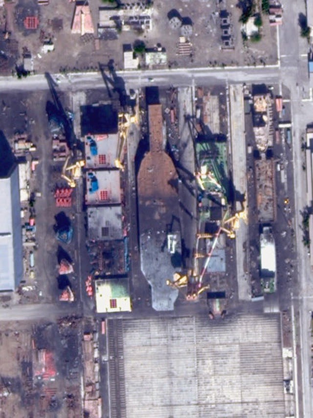 Zdjęcia satelitarne pokazują, że Iran buduje pełnowymiarową makietę amerykańskiego lotniskowca USS „Nimitz”– fot. Digitalglobe