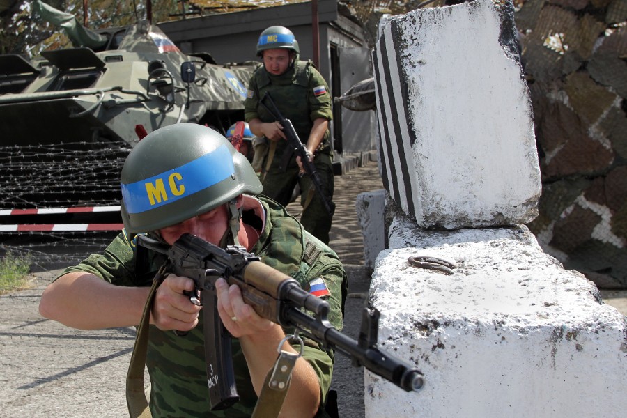 Według doniesień agencyjnych na w pobliżu granicy z Ukrainą znajduje się kolumna żołnierzy rosyjskich, w barwach sił pokojowych. Na zdjęciu żołnierze rosyjskich sił pokojowych w rejonie Naddniestrza. Fot. mil.ru