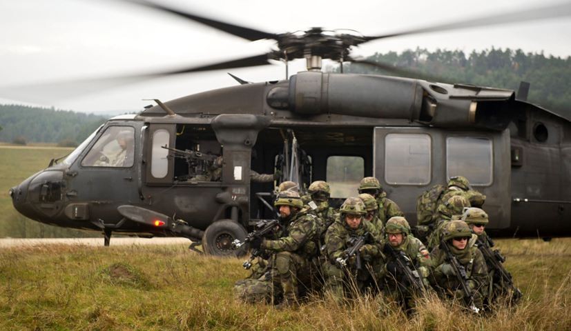 Słowaccy i czescy żołnierze korzystają z Black Hawków podczas licznych ćwiczeń NATO - fot. US Army