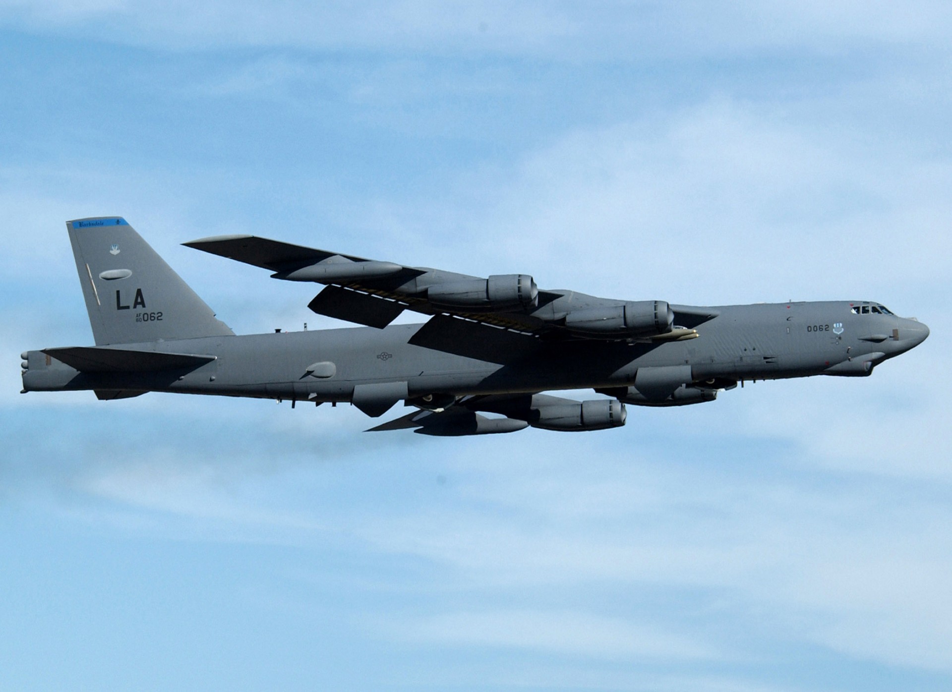 Wprowadzone na uzbrojenie jeszcze na początku lat 60. XX wieku bombowce B-52H mogą zyskać środki zakłócające oparte na grafenie, tworzone z wykorzystaniem nanotechnologii. Pierwsze wersje bombowców B-52 zostały wprowadzone na uzbrojenie jeszcze w latach 50. ubiegłego wieku. Fot. Master Sgt. Mike Kaplan/USAF.
