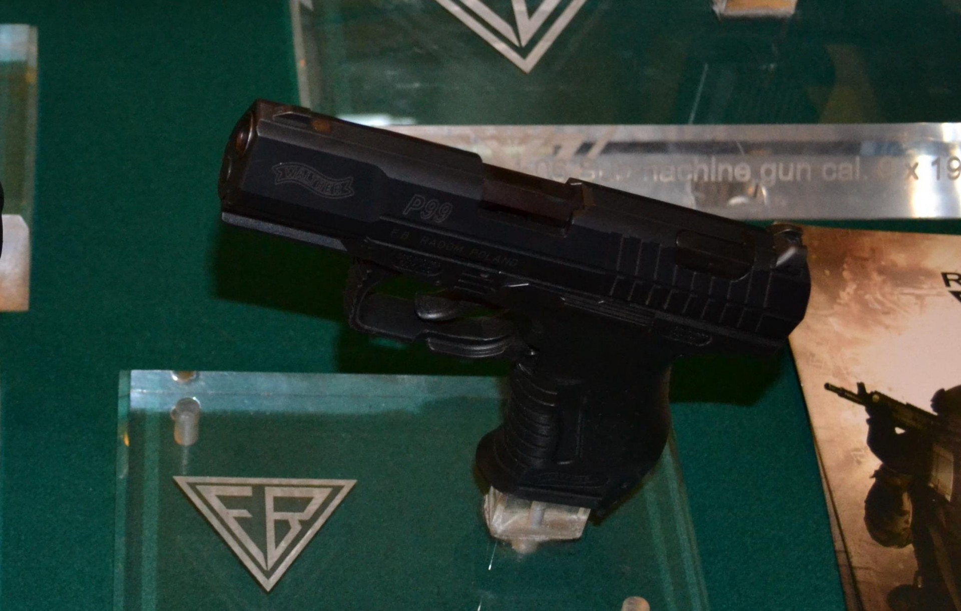 Opracowany dla policji i służb mundurowych pistolet półautomatyczny 9 mm P99  z Fabryki Broni „Łucznik”. Fot. M.Dura