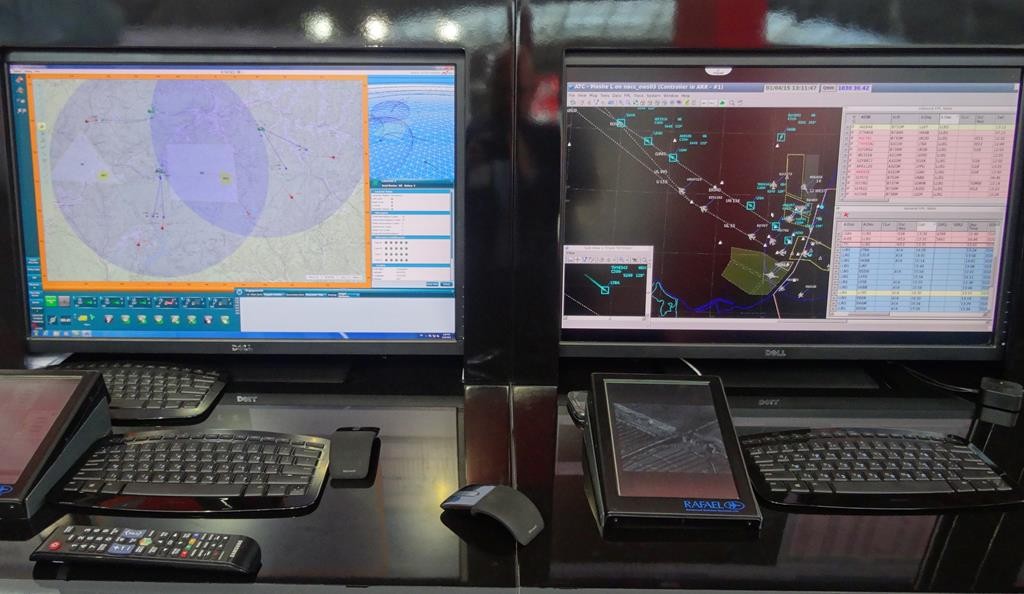 Integracja danych systemów obrony rakietowej (lewy ekran) i cywilnej kontroli przestrzeni powietrznej (prawy ekran) na stanowisku dowodzenia systemu MIC4AD. Fot. J.Sabak