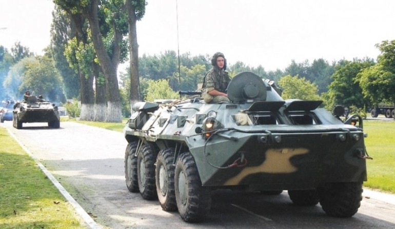 Transporter BTR-80 jednej z brygad mobilnych wchodzących w skład białoruskich SSO. Fot. www.mil.by