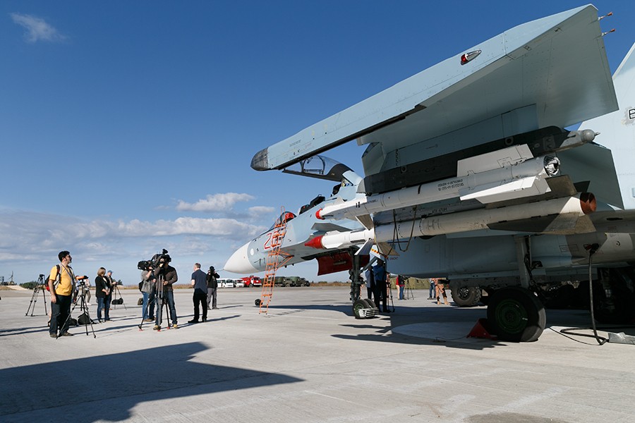 Rosjanie często zapraszają dziennikarzy do swojej bazy lotniczej i na pokład okrętów pływających w pobliżu Syrii - fot. mil.ru