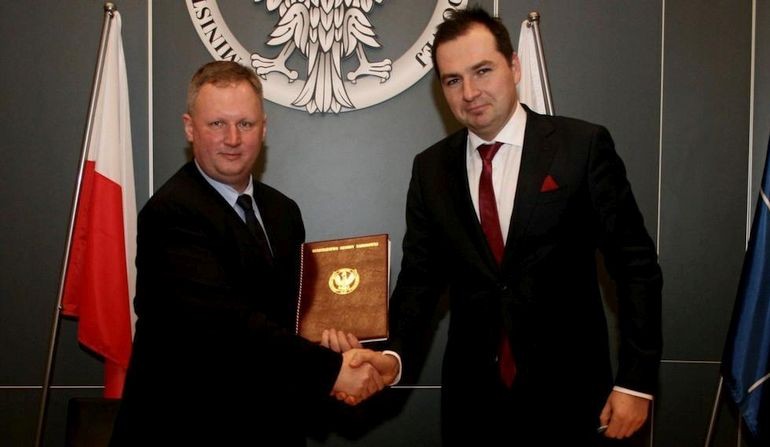 Podpisanie umowy ws. organizacji szczytu NATO w Warszawie na Stadionie Narodowym. Fot. CO MON.