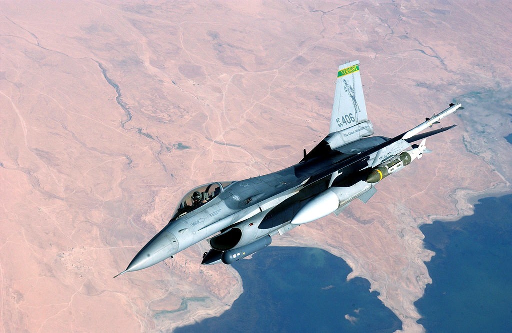 Myśliwiec F-16 z podczepioną bombą GBU-31 JDAM. Fot. Tech. Sgt. Scott Reed/U.S. Air Force