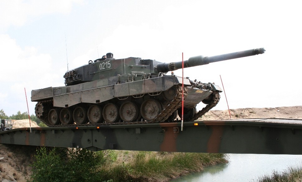 Czołg Leopard 2A4 podczas pokonywania mostu samobieżnego Daglezja. Fot. 10bkpanc.wp.mil.pl.