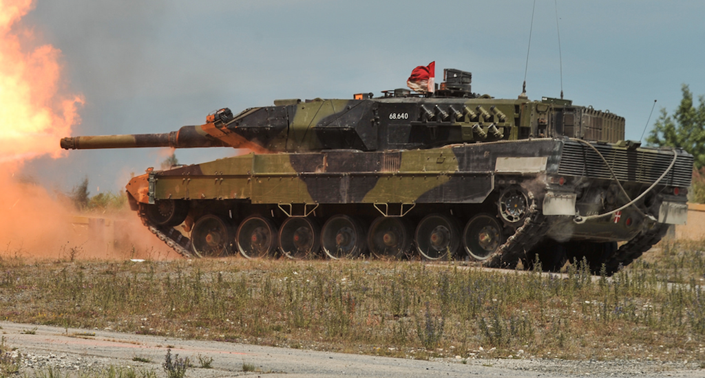 Fot. Duński Leopard 2A5 w czasie strzelań. Fot. Markus Rauchenberger/US Army.