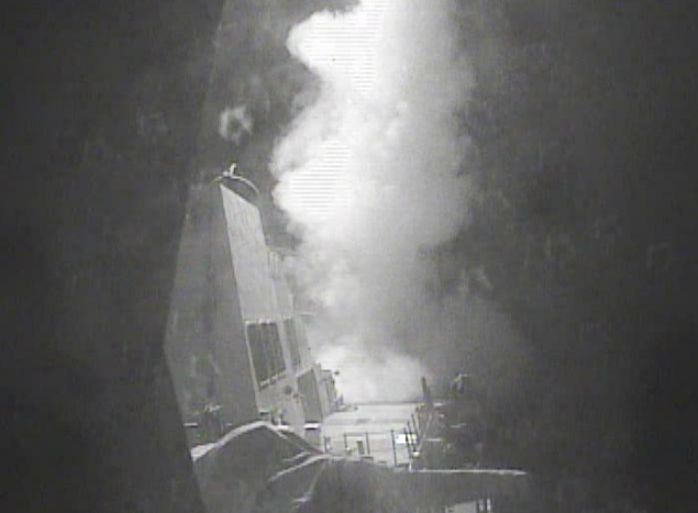 Odpalenie pocisków Tomahawk na cele w Jemenie po ataku na amerykański niszczyciel. Fot. US Navy.
