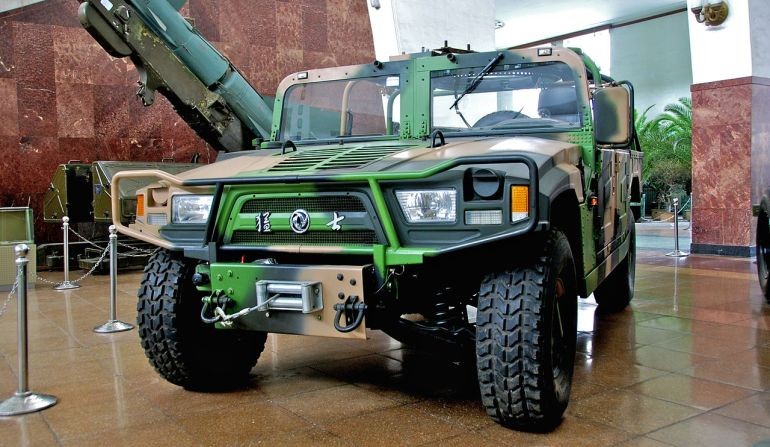 Produkowany w Chinach samochód Dongfeng EQ2058, będący kopią amerykańskiego HMMWV, użytkowany jest przez siły zbrojne Białorusi. 28 egzemplarzy tego pojazdu, porównywalnego do opracowywanego Vitima, przekazano w 2012 r. białoruskim siłom specjalnym. Fot. Boris van Hoytema/CC BY 2.0