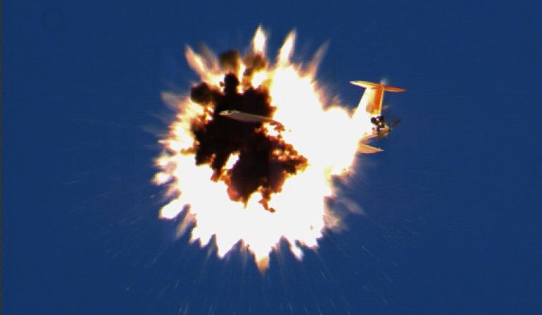 Moment uderzenia pocisku Spike w bezzałogowiec Outlaw, zdjęcie wykonano podczas pokazu w grudniu 2016 r. Fot. U.S. Navy