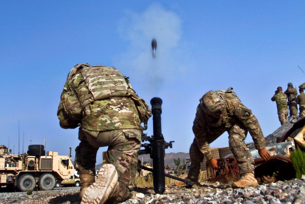 Obsługa moździerza kalibru 81 mm z amerykańskiej 101. Dywizji powietrzno–desantowej podczas działań w Afganistanie – fot. US Army