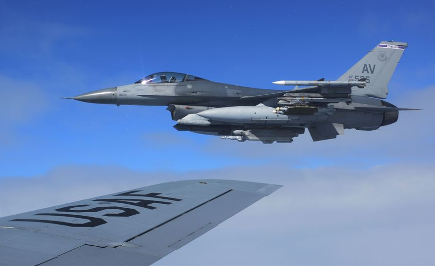 Polskie F-16 nie mają możliwości przenoszenia broni nuklearnej, ale taką zdolnością dysponuje część maszyn USA czy Holandii. Fot.  Airman 1st Class Justine Rho/USAF.