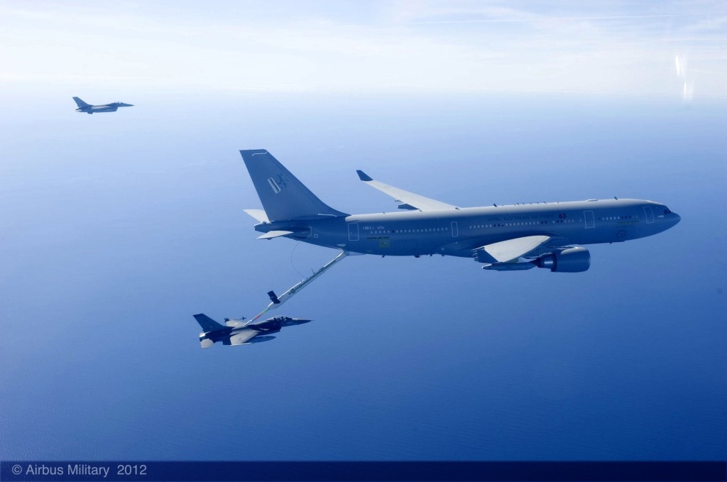 Samolot A330 MRTT tankujący myśliwce F-16 – fot. Airbus