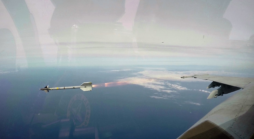 Ćwiczebne odpalenie pocisku AIM-9M Sidewinder z maszyny Super Hornet. Fot. Lt. Chris Pagenkopf