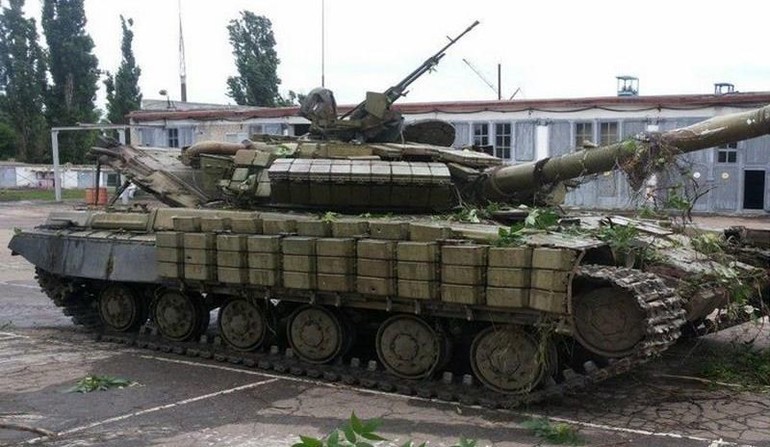 Podstawowe uzbrojenie jednostek tzw. "separatystów" stanowią starsze wersje czołgów T-72 (na zdjęciu - używany przez siły zbrojne Rosji). Fot. mil.ru.