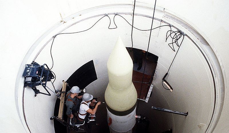 Konserwacja pocisku MInuteman II w silosie - fot. DoD