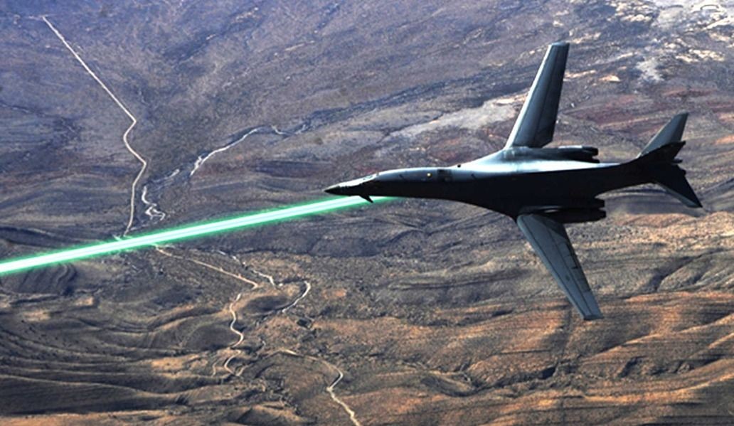 Lockheed Martin przetestował 30 - kilowatowy laser światłowodowy przełamując następną barierę na drodze zbudowania działka laserowego – fot. DARPA