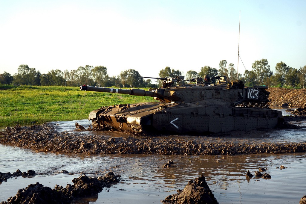 Czołg Merkawa Mk 2 w trakcie ćwiczeń w 2009 roku. Maszyny tego typu są stopniowo zastępowane przez wozy Merkawa 4. Fot. IDF/flickr.