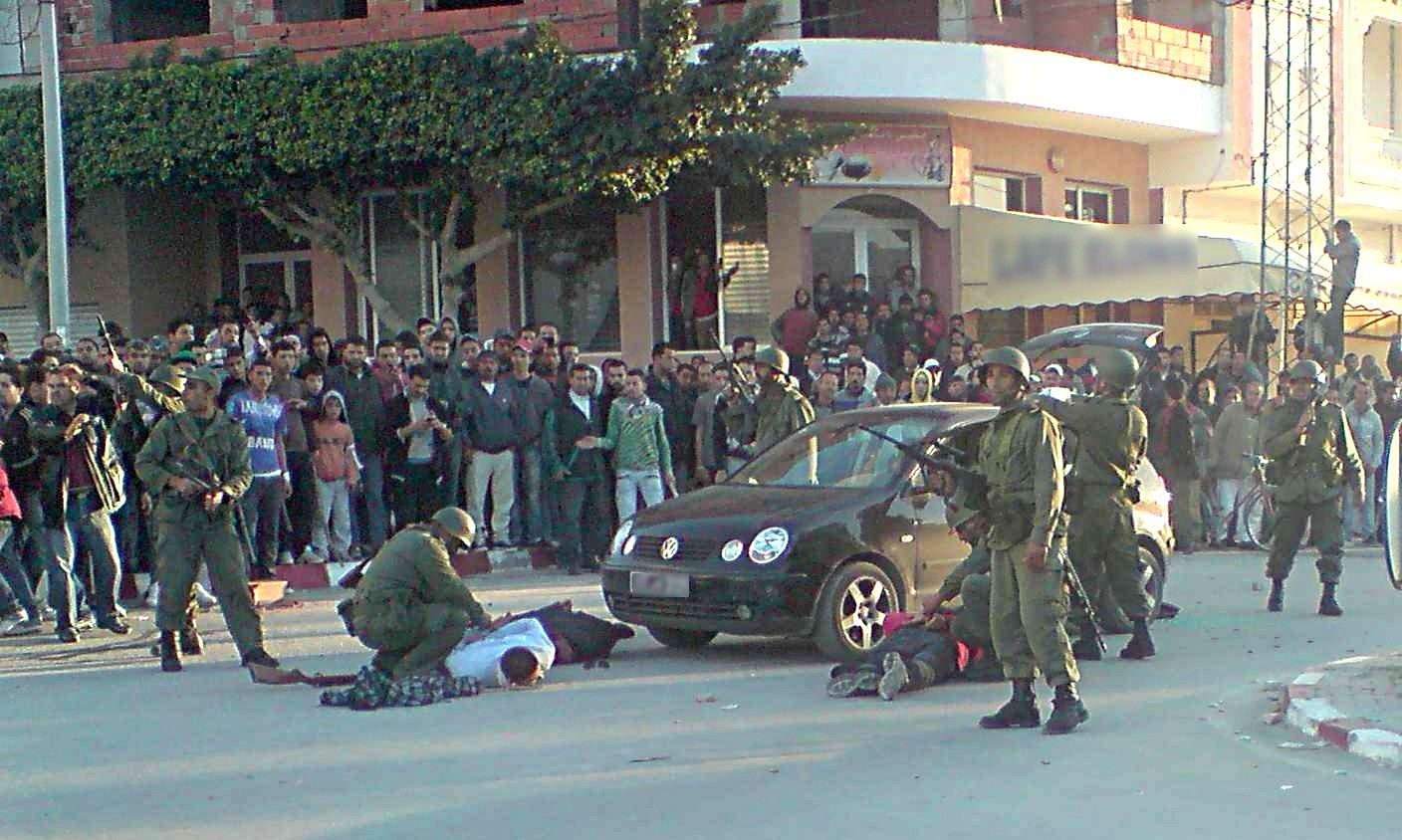 Tunezja jako jedyny kraj "arabskiej wiosny" ma wciąż szanse na zbudowanie struktur demokratycznych. Na zdjęciu tunezyjscy żołnierze zatrzymują samochód z uwagi na podejrzenie przewożenia broni w 2011 roku. Fot. Habib M’henni/Wikimedia Commons CC-BY SA 3.0.