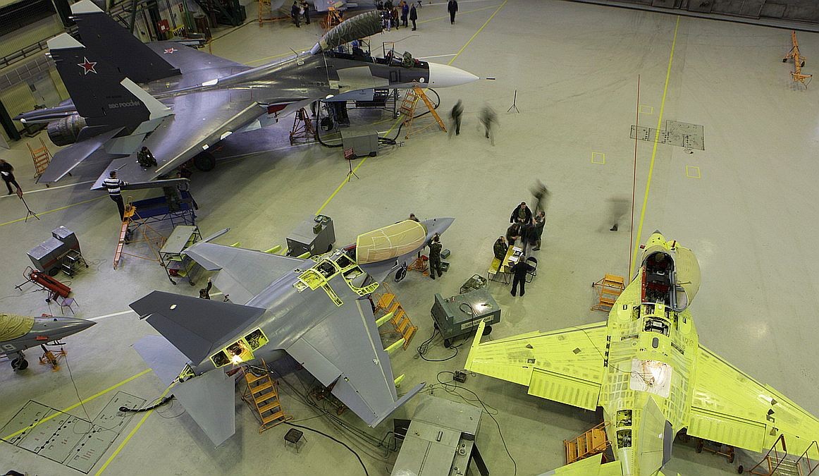 Montaż Su-30SM i dwóch Jak-130 w zakładach Irkut - fot. Irkut