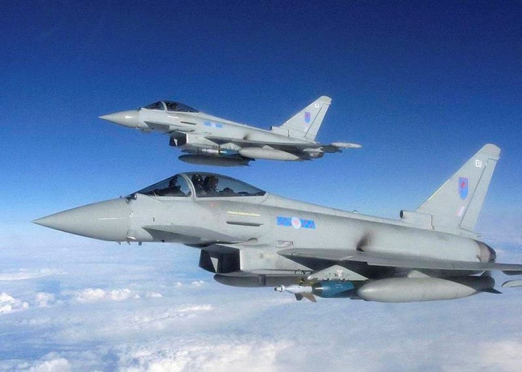Myśliwce Typhoon z bombami kierowanymi laserowo Paveway II. Fot. MoD UK.