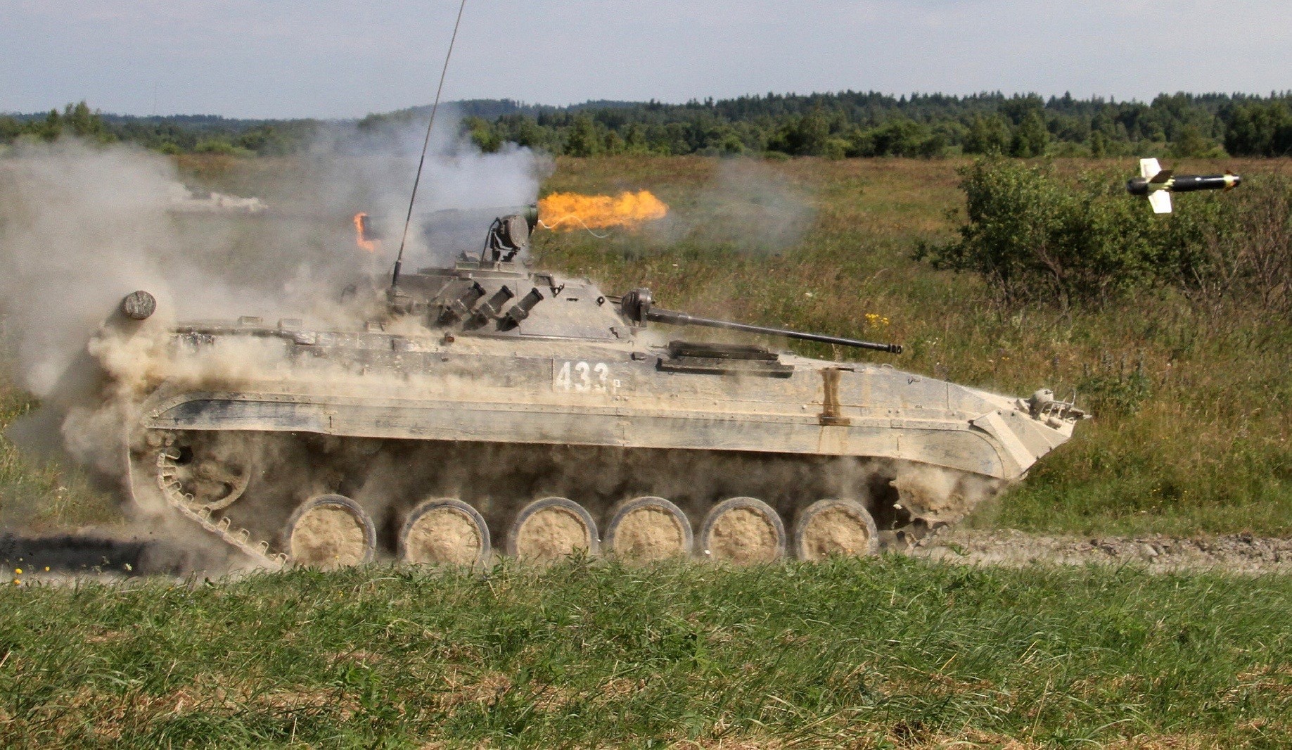 Czeski BVP-2 (licencyjny BMP-2) podczas odpalania pocisku przeciwpancernego. Fot. army.cz