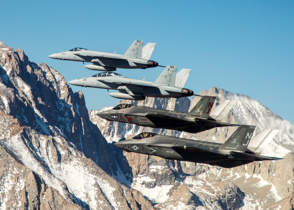 Dwa samoloty F-35C i dwa samoloty F/A-18E/F - fot. US Navy