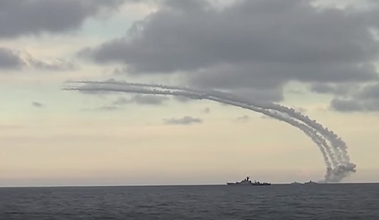 Screen z materiału filmowego marynarki wojennej Rosji, pokazujący odpalenie pocisków manewrujących Kalibr-NK, których celem są pozycje "terrorystów w Syrii". Fot. MO Rosji via YouTube