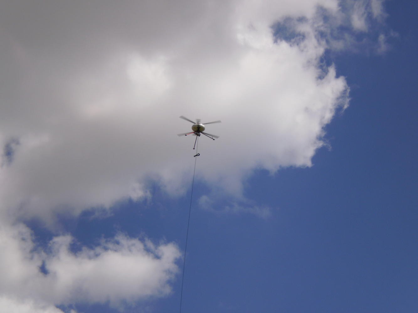 Pierwowzór dronu dla systemu Tethered - bezzałogowy pionowzlot Infotron IT180-3EL-I – fot. M.Dura