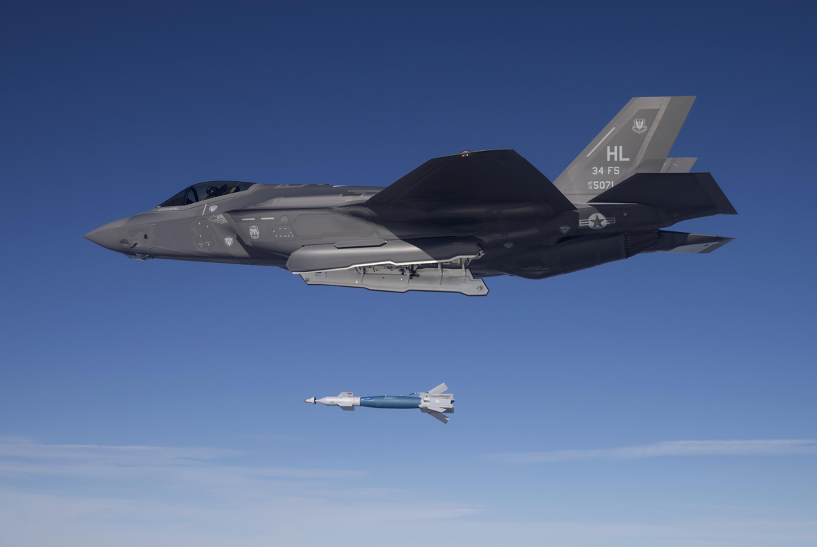 Fot. Jim Haseltine/USAF.
