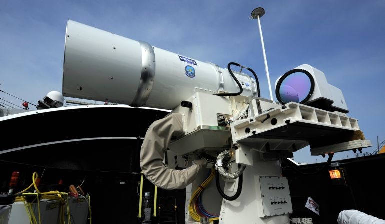 Amerykański system broni laserowej  AN/SEQ-3 Laser Weapon System zamontowany czasowo na pokładzie USS Dewey. Fot. U.S. Navy