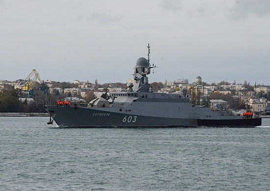 Mały okręt rakietowy Floty Czarnomorskiej „Sierpuchow” jest uzbrojony w osiem rakiet manewrujących 3M14 systemu Kalibr - fot. www.mil.ru